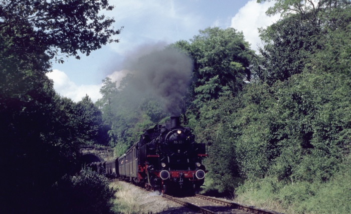 86 333 mit Personenzug hinterm Tunnel am Achdorfer Weg (Wutachtalbahn), August 1999