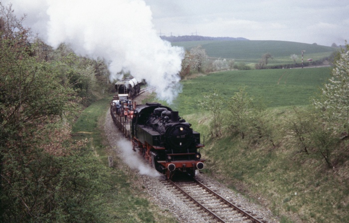 86 333 mit Foto-Sonder-Güterzug hinter Fützen (Wutachtalbahn), am 01.05.2004
