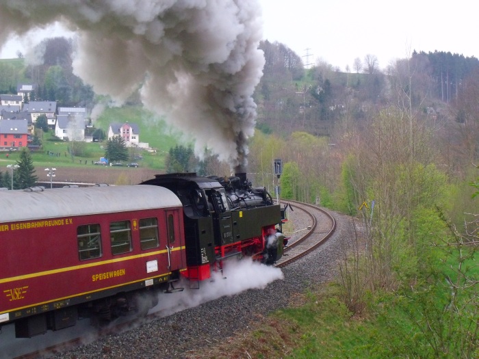 86 333 (nun wieder als 86 1333 beschriftet im DR-Standard) mit dem Zug 62277 von Schwarzenberg nach Annaberg-Buchholz, in der großen Schleife und Steigung um den Ort Markersbach herum, direkt gegenüber am Schwimmbad (wie man sieht), um 9:35h am 29.04.2017