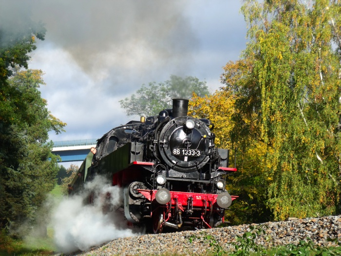 86 (1)333 mit EAB-Zug 61475 von Schwarzenberg nach Annaberg-Buchholz, auf dem Bahndamm direkt an den neuen Markersbacher Sportplätzen unten in der Kurve und Steigung, um 9:36h am 28.09.2019