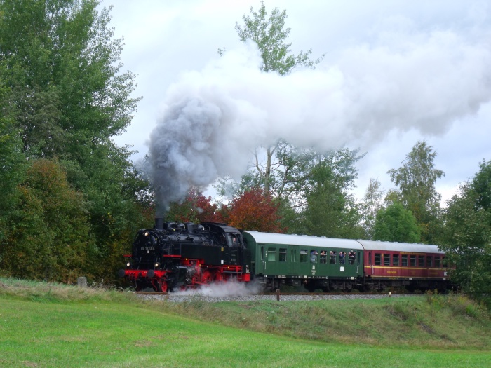 86 333 mit EAB-Zug 61475 hinter der Talbrücke am Rosenbachtal bei Walthersdorf, um 10:27h am 28.09.2019