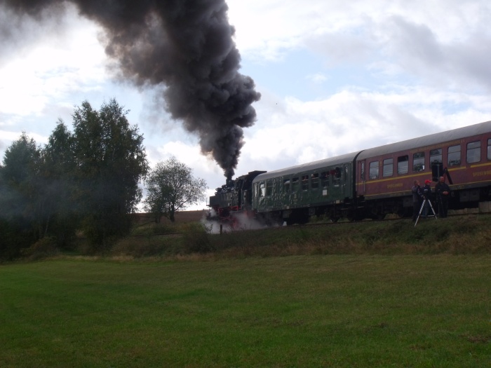 86 333 mit EAB-Zug 61475 am Rosenbachtal hinter Walthersdorf, um 10:27h am 28.09.2019