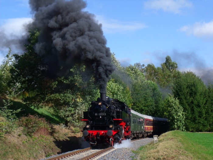 86 333 mit EAB-Zug 73993 in der oberen Steigung und großen Kurve hinter Markersbach, um 14:38h am 28.09.2019