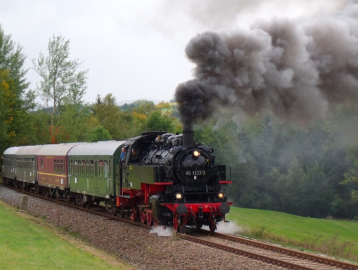 86 333 EAB-Zug 73993 hinter Walthersdorf am Tal des kleinen Rosenbachs, um 15:28h am 28.09.2019