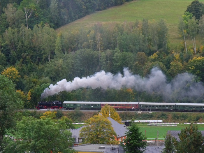 86 333 mit EAB-Zug 61475, fotografiert von oben kurz vor der B101-Brücke in die untere Kurve über die neuen Sportplätze herunter in Richtung des anderen, häufig genutzten Sound-Aufnahmestandpunkt am unteren Anfang des Markersbacher Bogens, um 9:36h am 29.09.2019