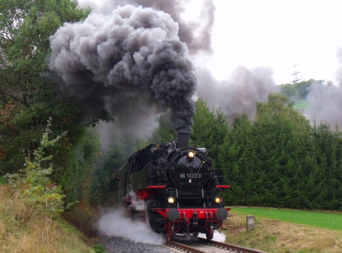 86 333 mit EAB-Zug 61475 im oberen Markersbacher Bogen kurz vor der B101-Brücke, um 9:38h am 29.09.2019