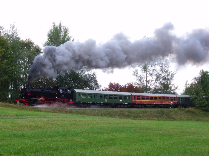 86 333 mit EAB-Zug 61475 hinter der Talbrücke über den Rosenbach hinter Walthersdorf, um 10:27h am 29.09.2019