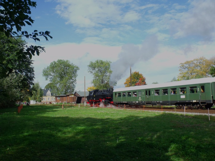 86 333 Tv mit EAB-Zug 61487 ausfahrend aus dem Bahnhof Schlettau, um 12:03h am 29.09.2019