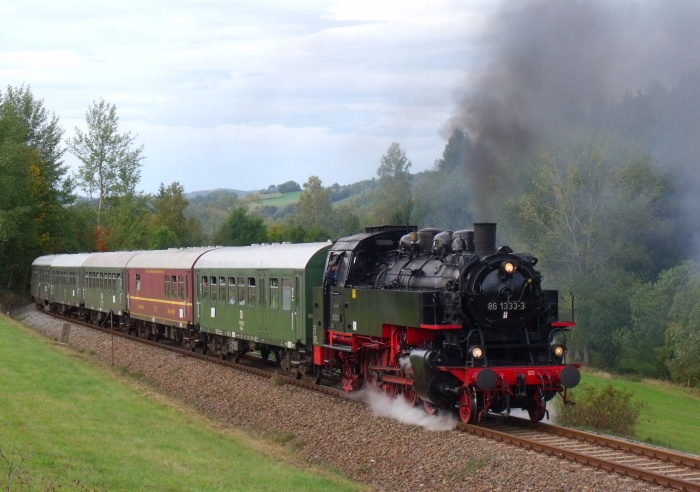86 333 mit EAB-Zug 73993 Schwarzenberg->Annaberg-Buchholz, hinter Walthersdorf am Rosenbachtal, um 15:28h am 29.09.2019
