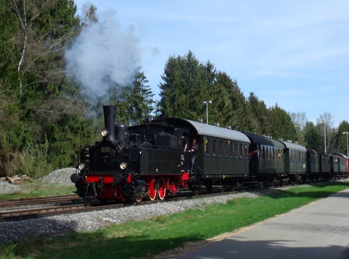 930 mit Pendelzug Nr.102 der SAB Engstingen -> Trochtelfingen Ausfahrt Bahnhof Haidkapelle, um 11:49h am 22.04.2019
