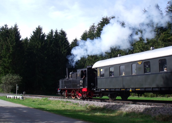 930 mit Pendelzug Nr.102 der SAB Engstingen -> Trochtelfingen Ausfahrt Bahnhof Haidkapelle, um 11:49h am 22.04.2019