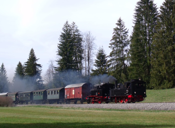 930 Tv + Lok 20 Tv mit Pendelzug Nr.103 der SAB Trochtelfingen -> Engstingen im Hasental zwischen Trochtelfingen Alb-Gold und Haid, um 12:57h am 22.04.2019