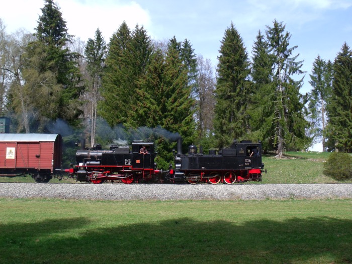 930 Tv + Lok 20 Tv mit Pendelzug Nr.103 der SAB Trochtelfingen -> Engstingen im Hasental zwischen Trochtelfingen Alb-Gold und Haid, um 12:457h am 22.04.2019