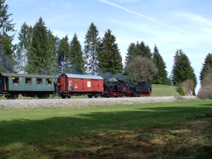930 Tv + Lok 20 Tv mit Pendelzug Nr.103 der SAB Trochtelfingen -> Engstingen im Hasental zwischen Trochtelfingen Alb-Gold und Haid, um 12:457h am 22.04.2019