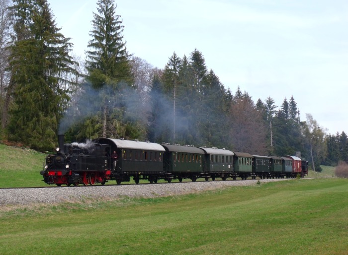 930 mit Pendelzug Nr.104 der SAB im Hasental zwischen Haid und Trochtelfingen Alb-Gold (hinten Lok 20), um 14:32h am 22.04.2019