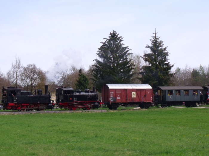 930 Tv + Lok 20 Tv mit Pendelzug Nr.105 der SAB Trochtelfingen -> Engstingen an der östlichen Ausfahrt von Haidkapelle, um 15:34h am 22.04.2019