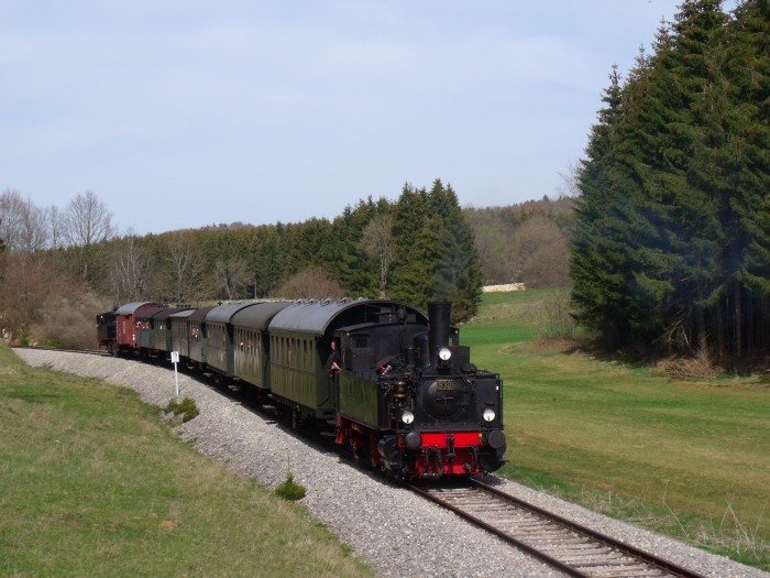 930 mit dem letzten Zug des Tages nach Trochtelfingen, Nr.106, am Hasental zwischen Haid und Trochtelfingen Alb-Gold (hinten Lok 20), um 16:58h am 22.04.2019