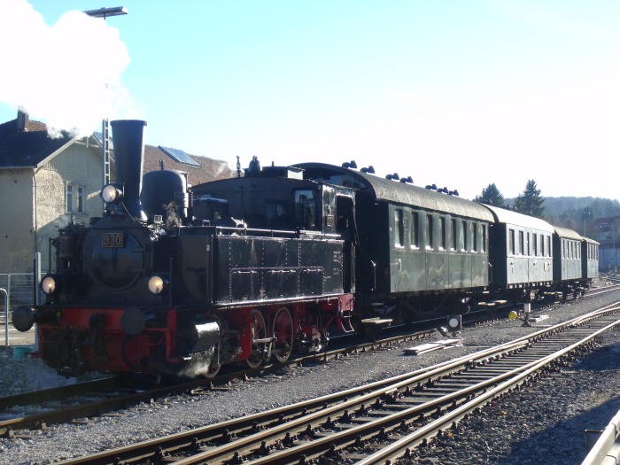 930 vor ihrem Bi-Wagen-Sonderzug der Alb-Bahn im Bahnhof Münsingen, um 14:08h am 10.12.2016