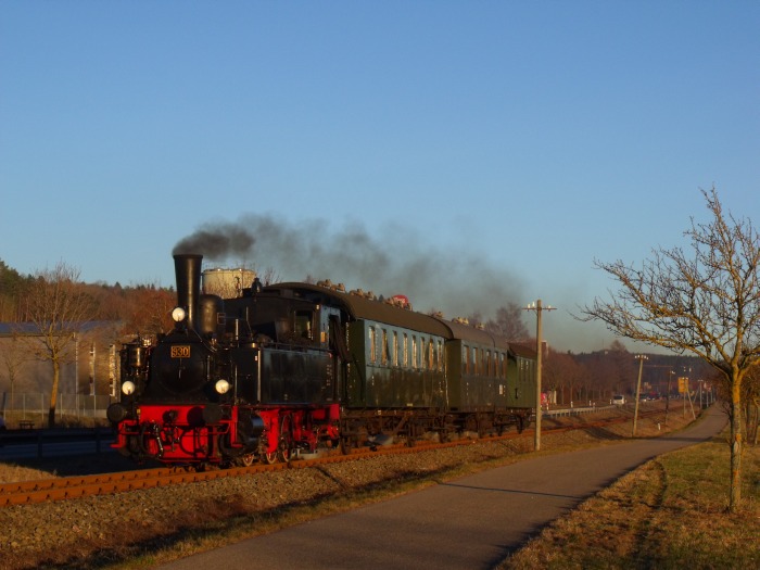 930 mit Goumet-Sonderzug Richtung Gomadingen westlich Münsingen neben der B465 und dem Industriegebiet, um 16:49h am 10.12.2016