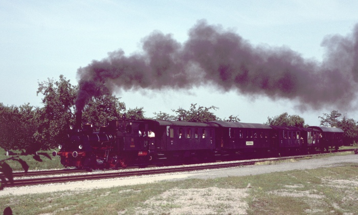BADENIA mit Zug aus Achern Richtung Ottenhöfen ausfahrend Oberachern, am 11.07.2004
