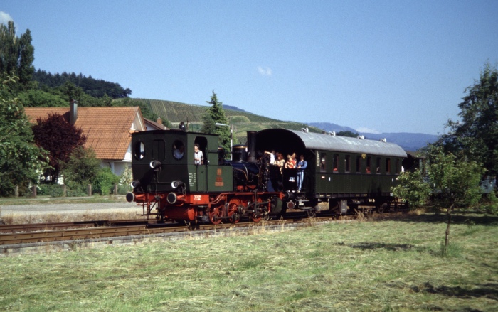 BADENIA Lok 28 Tv von Ottenhöfen zurück kommend, einfahrend in Oberachern, um 17:15h am 12.06.2005