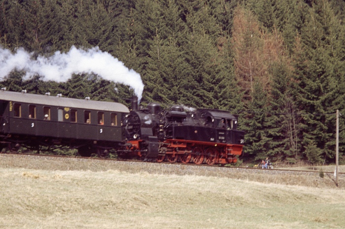94 1292 Tv mit Pendelzug wieder abwärts Richtung Stützerbach, an der großen “Rennsteigwiese”, am 11.04.2004