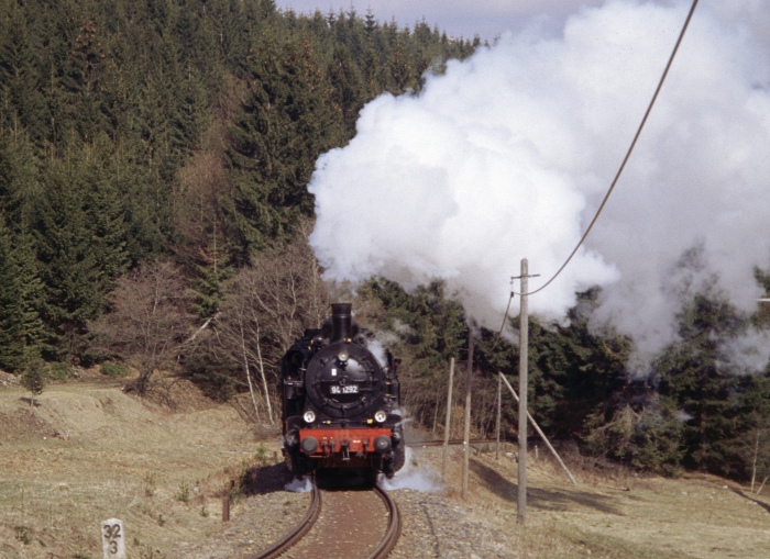 94 1292 auf Bergfahrt vor Bahnhof Rennsteig, am 11.04.2004