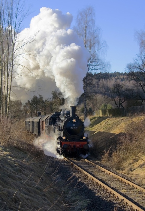 94 1538 mit Pz 91341 zum Rennsteig hoch, vor Schleusingen Ost in der starken Steigung, am 16.02.2008