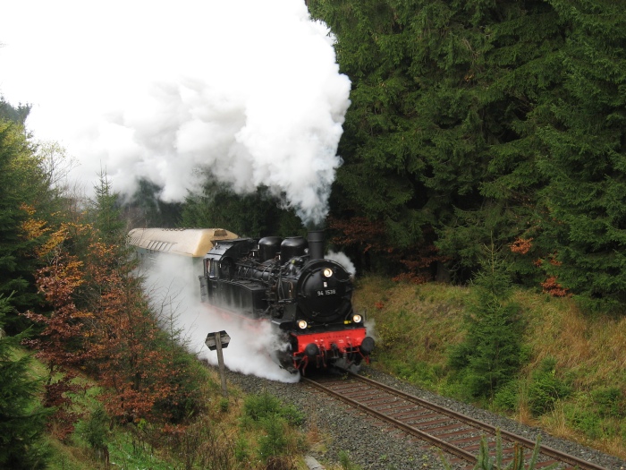 94 1538 Bergfahrt mit früher üblichem Doppelstockwagen, kurz vor Bahnhof Rennsteig, am 27.10.2007