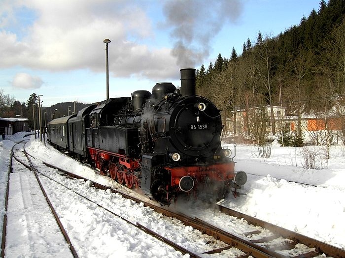 94 1538 vor Sonderzug in Stützerbach, am 19.02.2006
