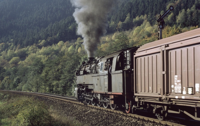 95 0009 Güterzug Richtung Probstzella an der Einfahrt von Hockeroda, am 12.10.1976