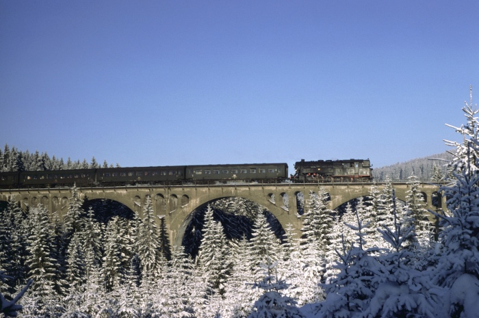 95 0032 Tv mit P 18004 auf Finstern Grund-Viadukt abwärts fahrend, am 13.01.1980