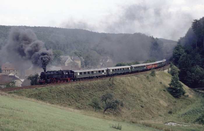 95 027 mit Sonderzug, Fotohalt bei Paulinzella, am 01.09.1983