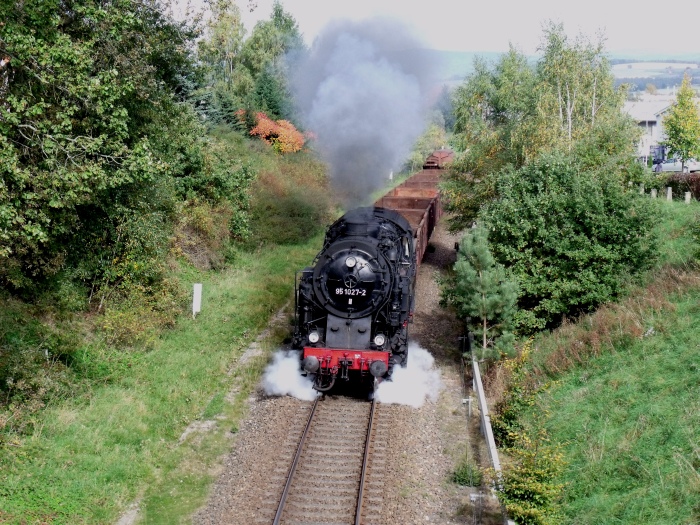 95 027 mit Güterzug DGz 304 nach Meiningen, Ausfahrt Wernshausen, um 13:10h am 09.10.2010