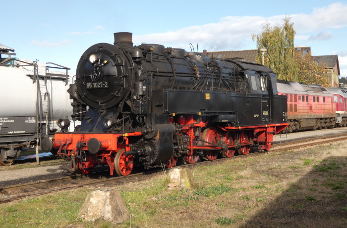 95 027  wird im Bw Blankenburg am nördlichen Rand des Harzes für eine der üblichen Wochenende-Sonderfahrten auf der Rübelandbahn vorbereitet, um 11:19h am 21.10.2023