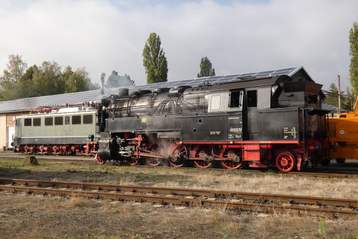 95 027  im Bw Blankenburg, dahinter ist übrigens die alte DR-Stamm-Elektrolokomotive für die Rübelandbahn 251 002 zu sehen, 11:20h am 21.10.2023