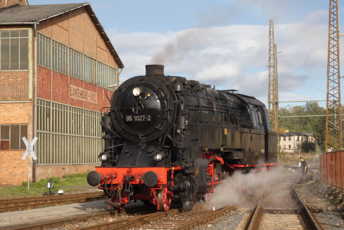 95 027  setzt um im Bw/Bahnhofsbereich Blankenburg, um die auf einem Nebengleis bereitstehenden Reisezugwagen für den Sonderzug zu übernehmen, 11:21h am 21.10.2023
