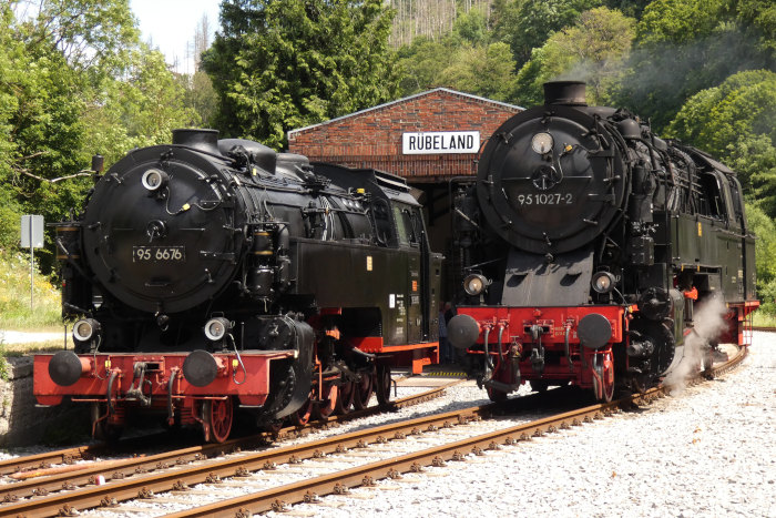 95 027 neben 99 6676 vor dem Lokschuppen in Rübeland, um 14:40h am 06.07.2024