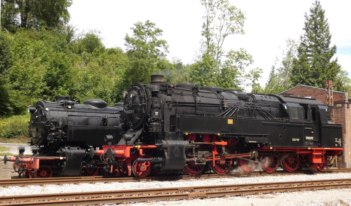 95 027 neben 99 6676 vor dem Lokschuppen in Rübeland, um 14:40h am 06.07.2024