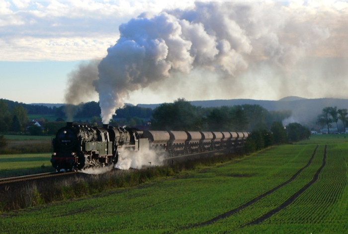 95 027 + 44 2546 vor dem schwerem Kieszug hinter Oberrohn, am 09.10.2010