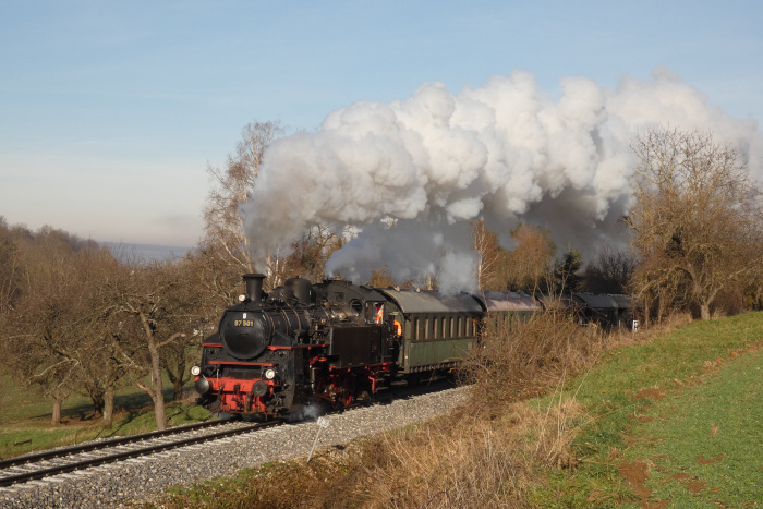 97 501 mit GES-Nikolauszug Nürtingen→Neuffen, fotografiert zwischen den Feldern unterhalb von Neuffen (etwa bei Km 7,3) um 11:36h am 17.12.2023