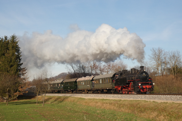 97 501 mit GES-Nikolauszug Nürtingen→Neuffen, fotografiert etwa bei Km 7,1, um 13:41h am 17.12.2023