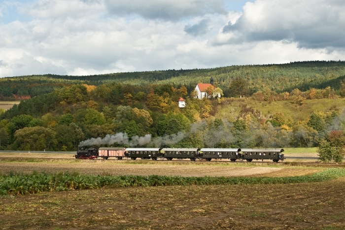 98 886 mit Zug nach Fladungen zwischen Ostheim und Nordheim, im Oktober 2007