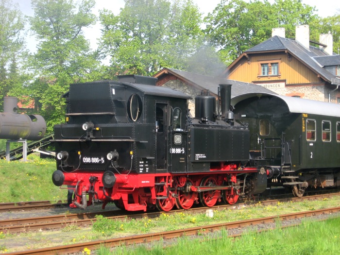 98 886 Tv vorm Zug in Fladungen, am 01.05.2009