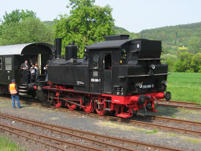 98 886 Tv vor Zug nach Mellrichstadt im Bahnhof Fladungen, am 01.05.2009