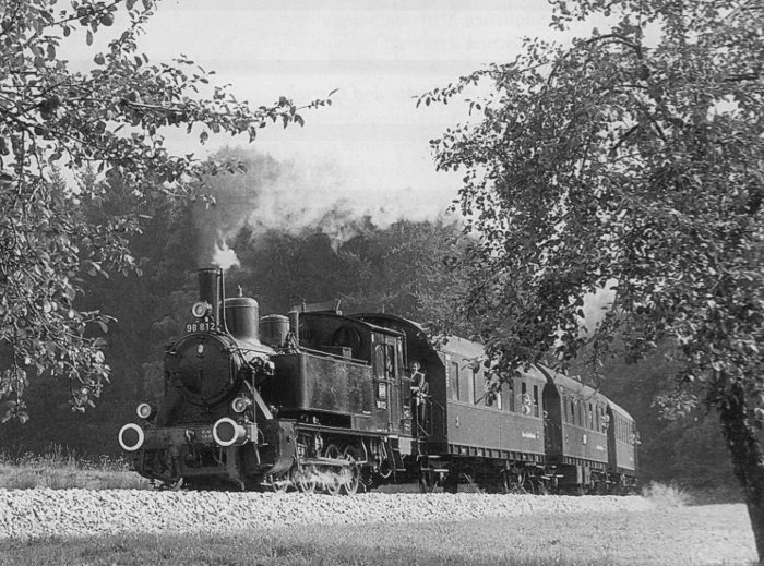 98 812 auf dem Weg nach Gerstetten, vor Schalkstetten, am 03.10.1982