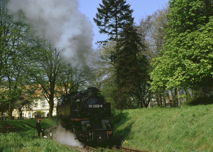 99 2322 beim Umsetzen im Bereich des nördlichen Bahnhofendes von Bad Doberan, um 12:00h am 22.04.1990