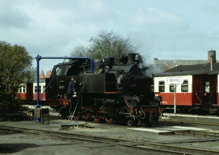 099 901 am Wasserkran in Kühlungsborn West, am 19.04.1992