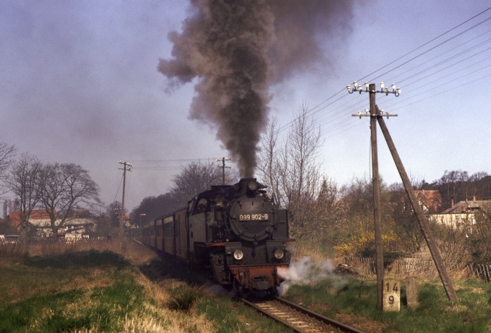 99 322 (alias 099 902) mit P 14141 hinter Ausfahrt Kühlungsborn West, um 10:28h am 20.04.1992