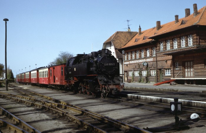 099 901 (99 321) vor dem P 14143 im Bf Kühlungsborn West, um 11:40h am 20.04.1992